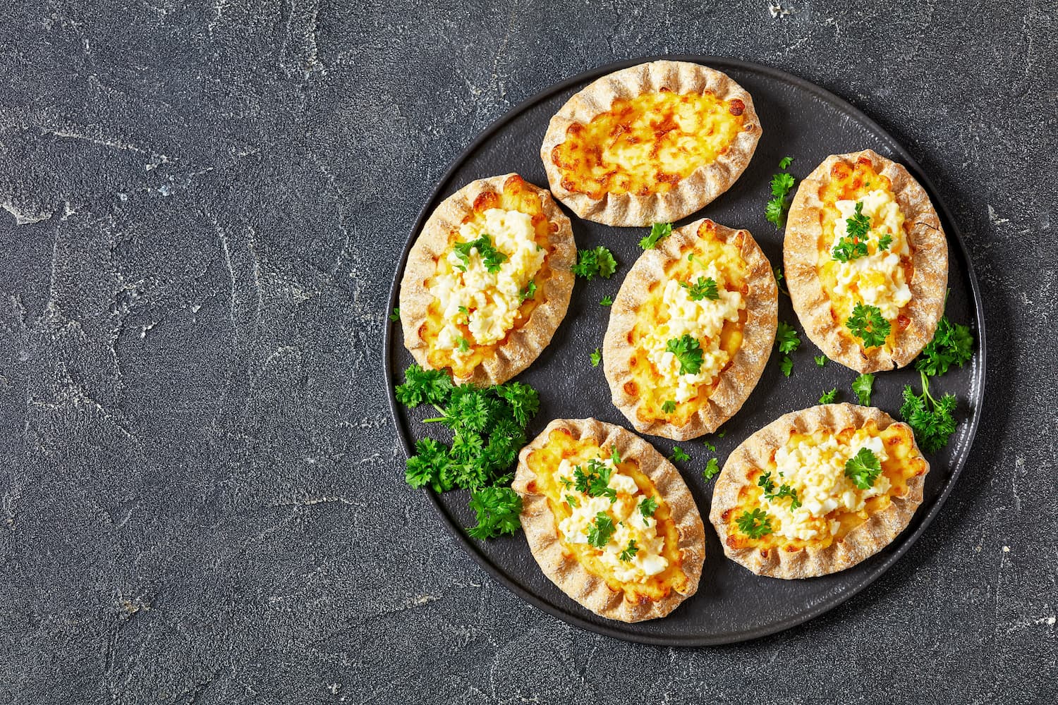 Traditionelle karelische Piroggen gefüllt mit Käse und Kartoffeln.