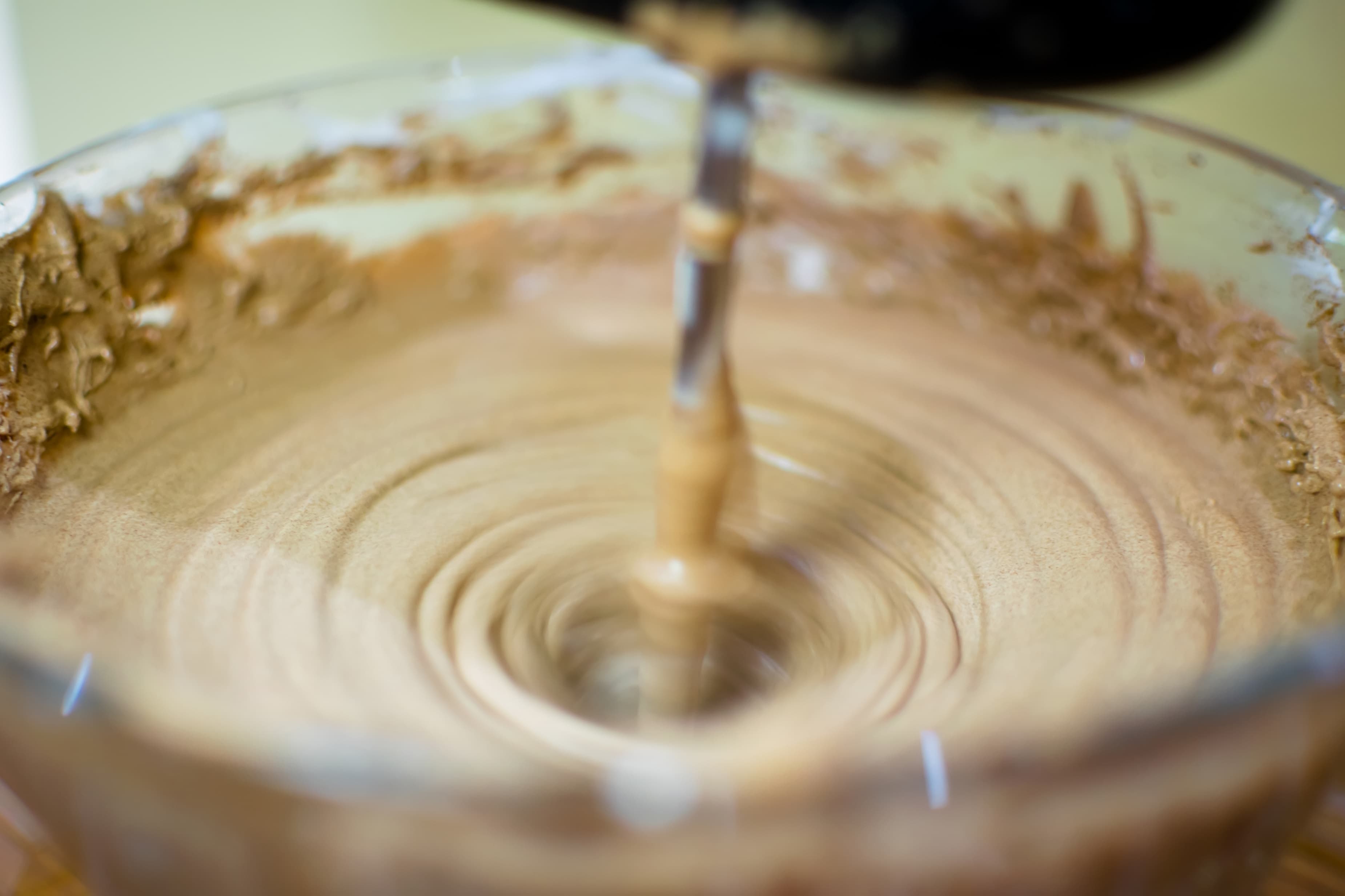 Kaffeeteig wird in einer Schüssel mit einem Mixer gerührt, cremige Textur.