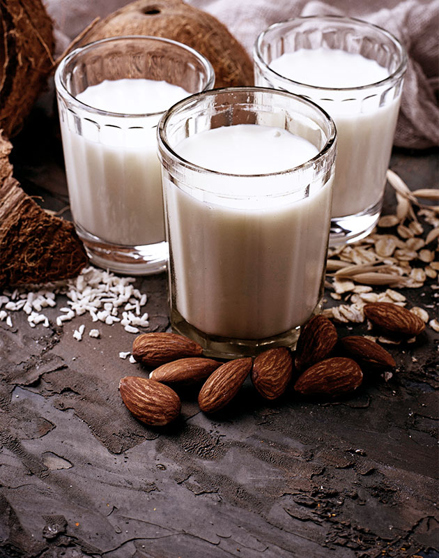 Drei Tassen gefüllt mit Milch