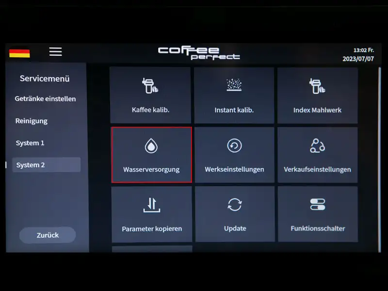 Display eines Kaffeevollautomaten mit hervorgehobener Option 'Wasserversorgung' im Menue System 2.