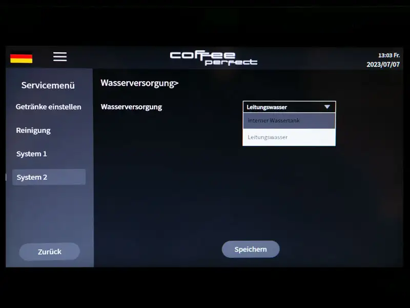 Display mit Auswahl zwischen internem Wassertank und Leitungswasser.
